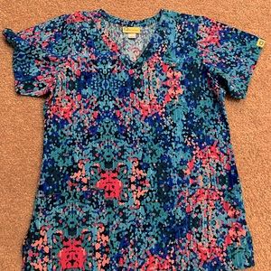 NWOT Wounder Wink scrub top.